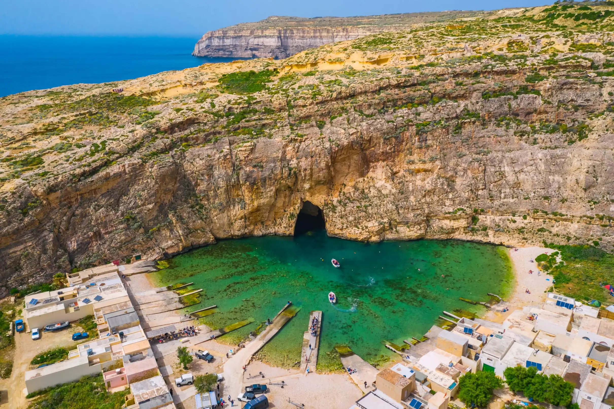Cueva y mar turquesa en Gozo
